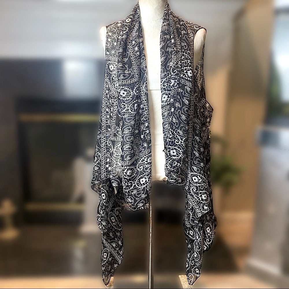 Sleeveless patterned cover up
